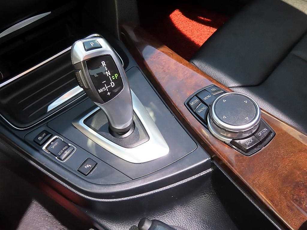 BMW 3-Series — photo 11