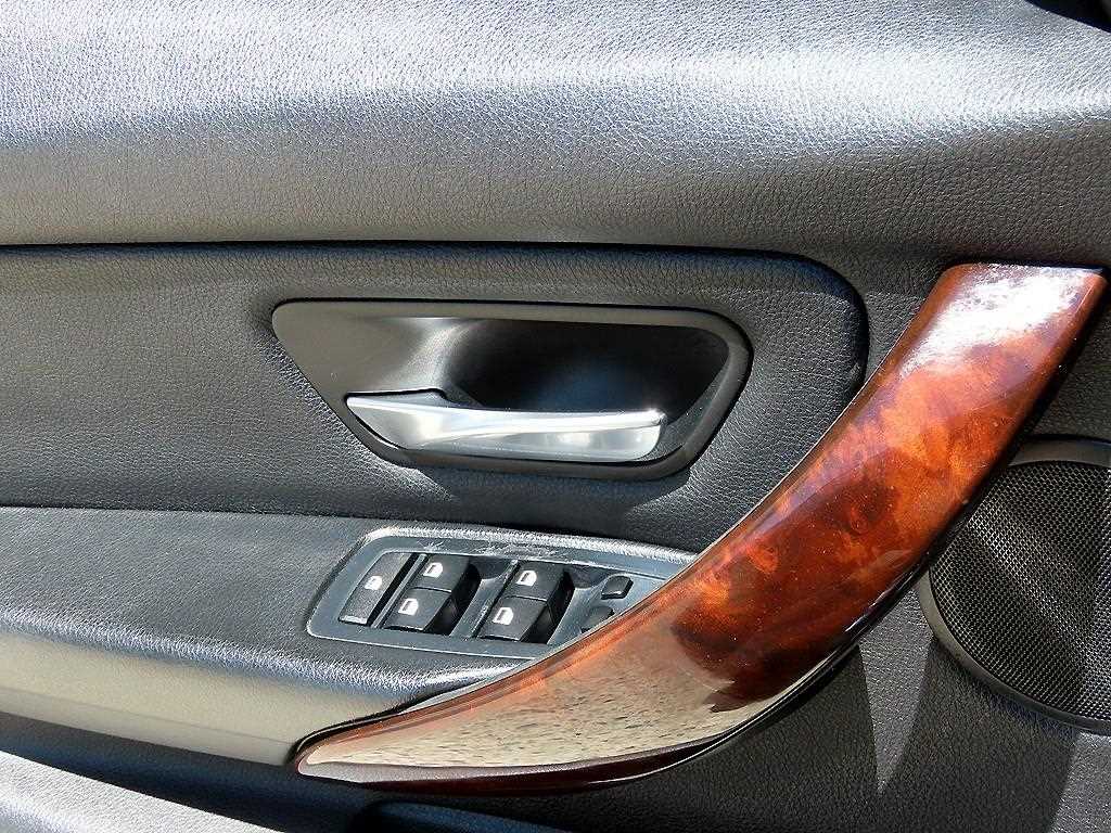 BMW 3-Series — photo 12