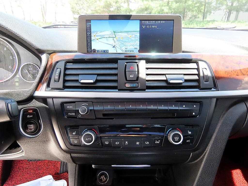 BMW 3-Series — photo 13