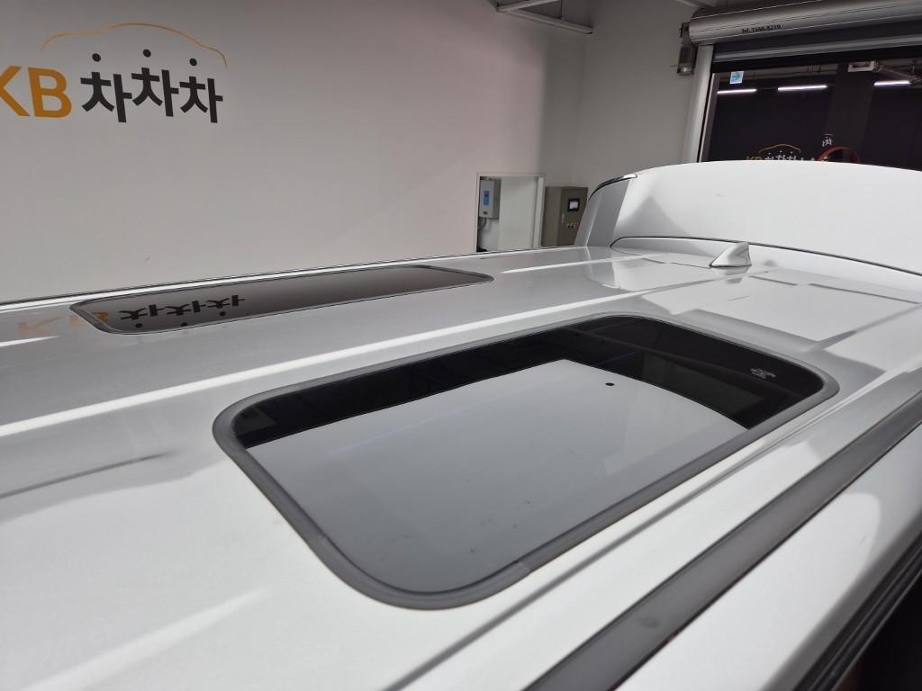 Toyota Alphard — photo 13