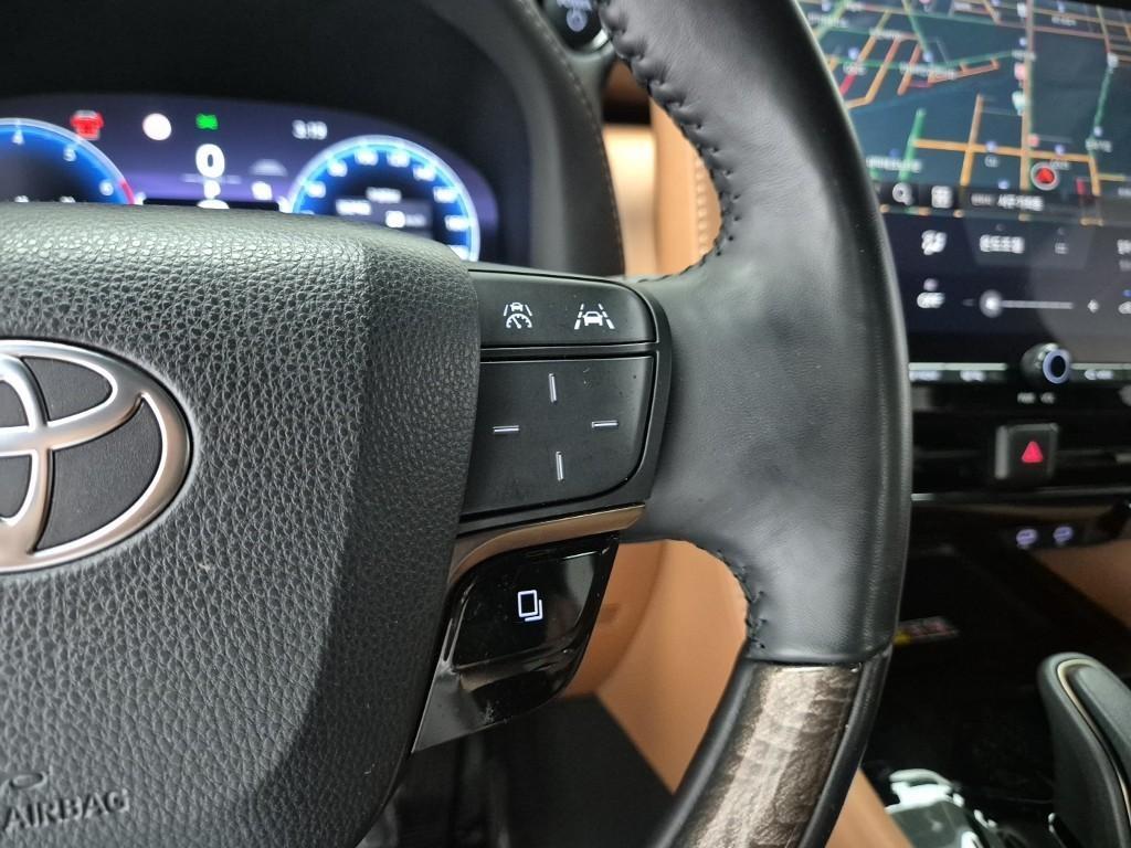 Toyota Alphard — photo 16