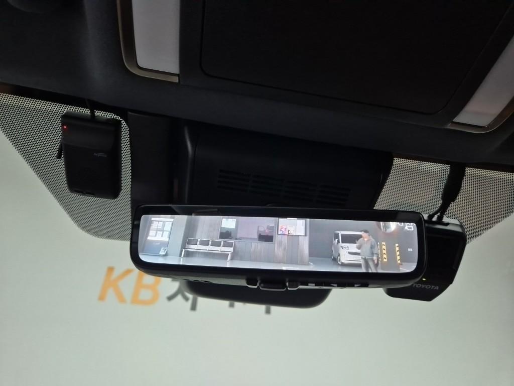 Toyota Alphard — photo 18