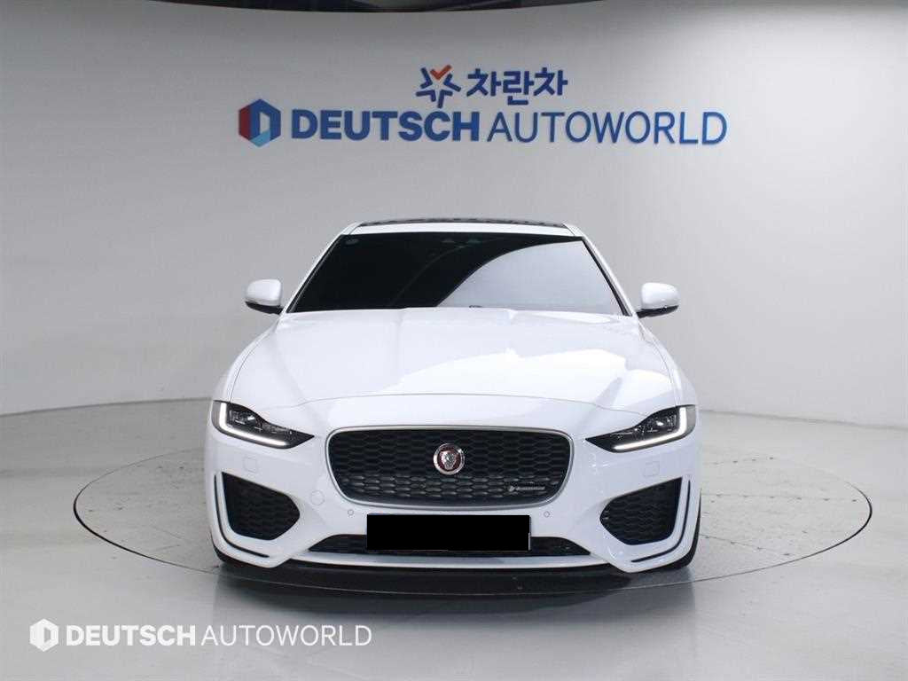 Jaguar XE — photo 03