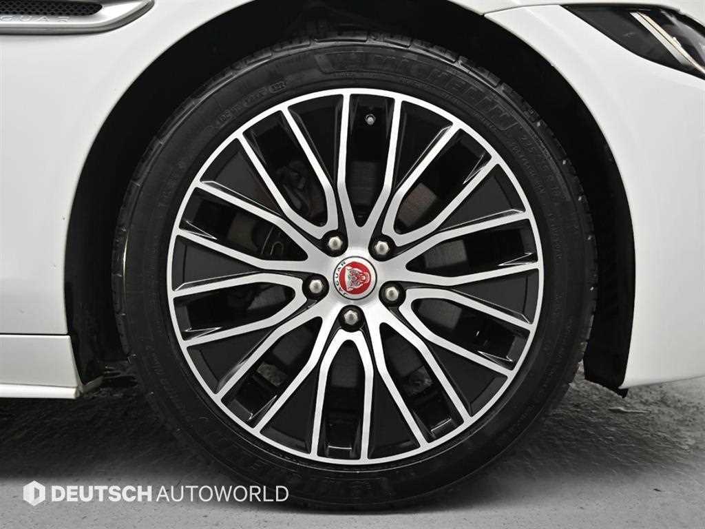 Jaguar XE — photo 05