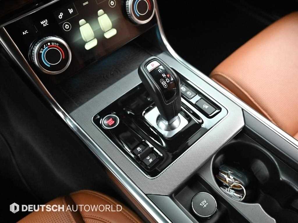 Jaguar XE — photo 09