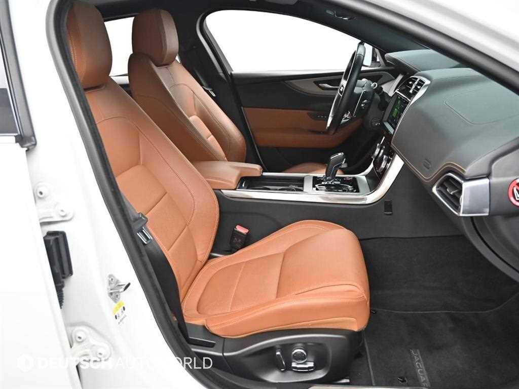 Jaguar XE — photo 10