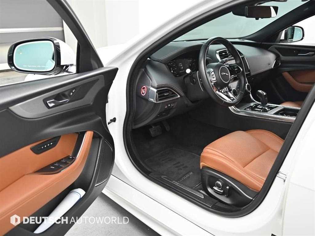 Jaguar XE — photo 11