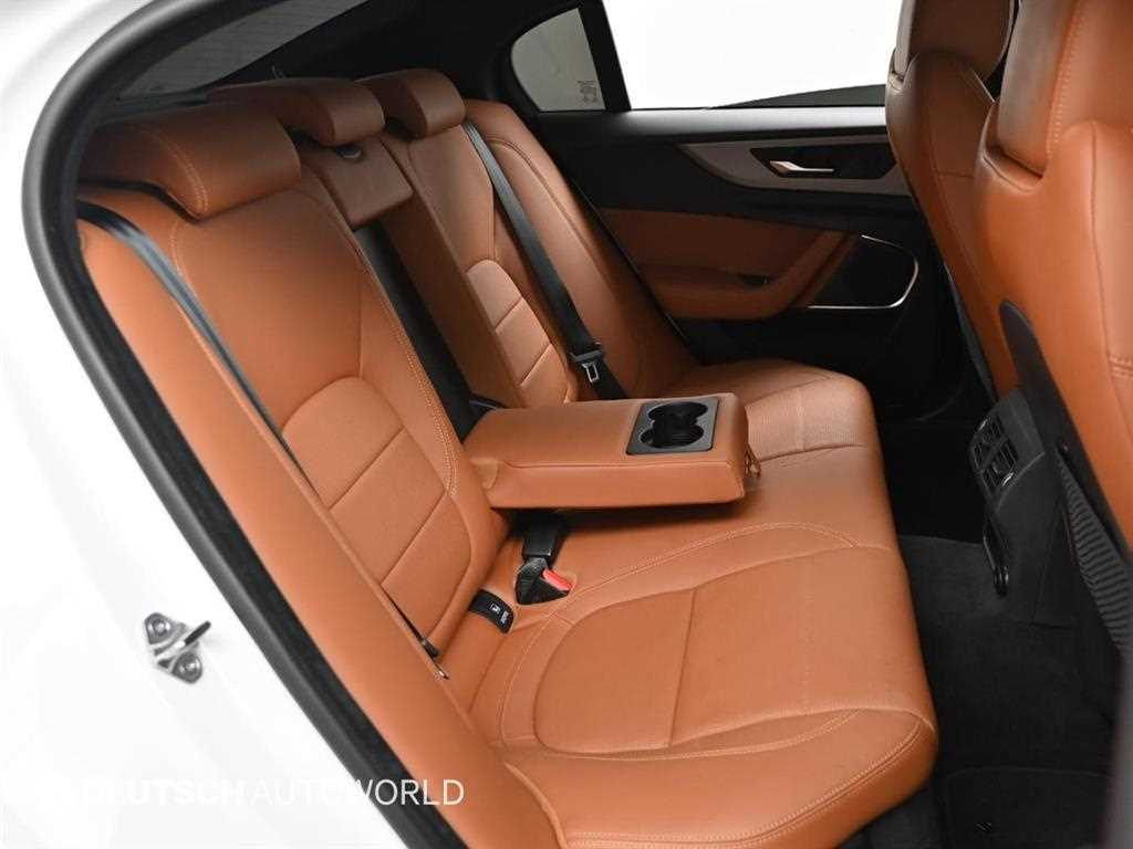 Jaguar XE — photo 12