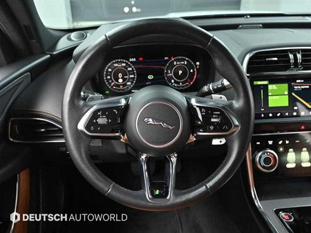 Jaguar XE — photo 13