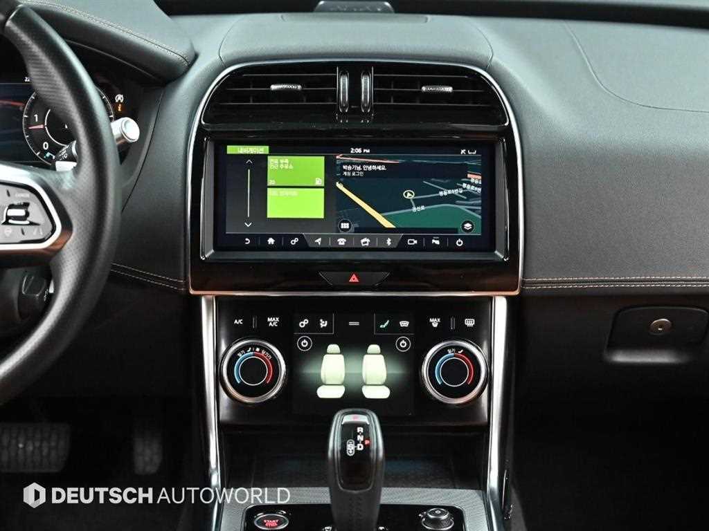 Jaguar XE — photo 14