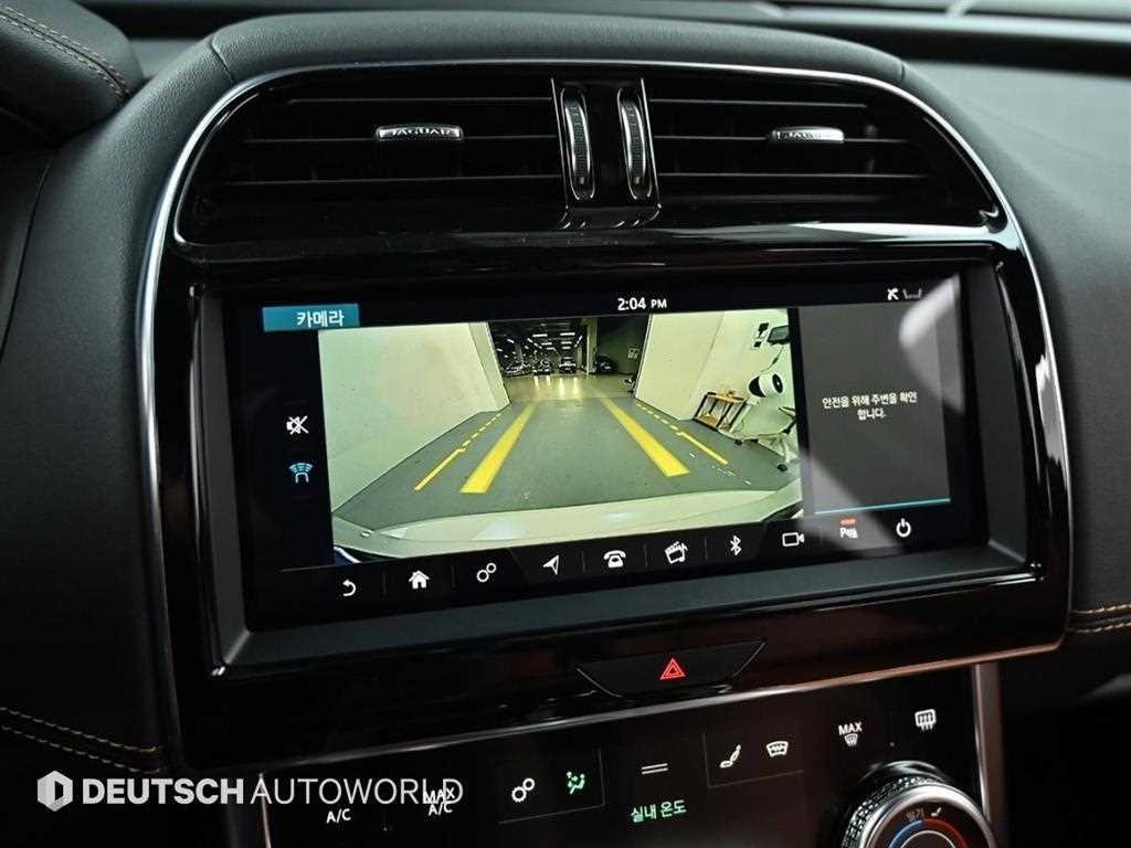 Jaguar XE — photo 15