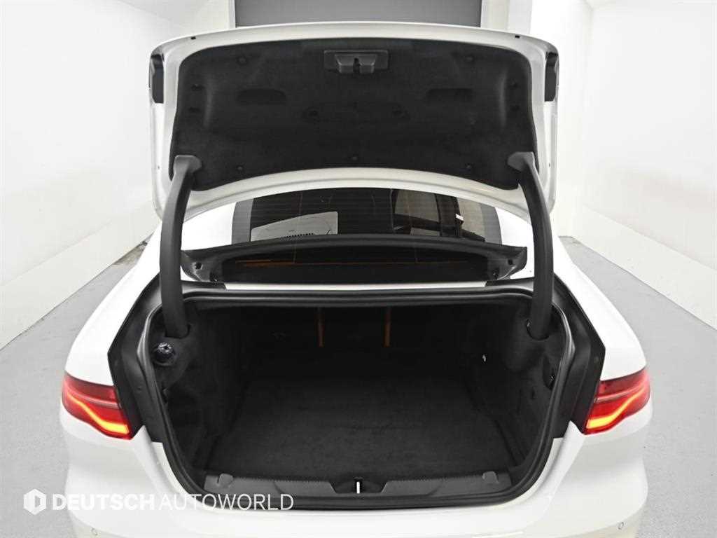 Jaguar XE — photo 19