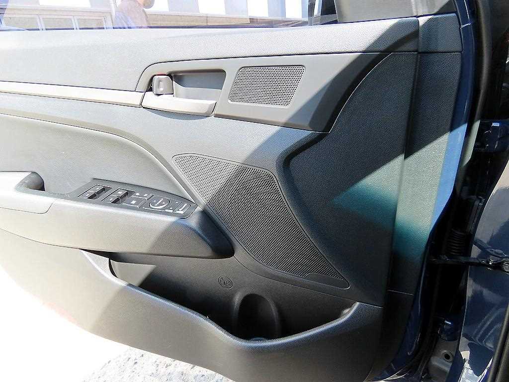 Hyundai Avante — photo 11