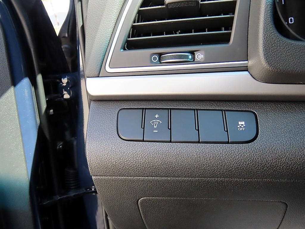 Hyundai Avante — photo 12