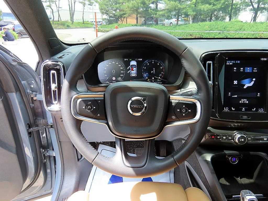Volvo XC40 — photo 08