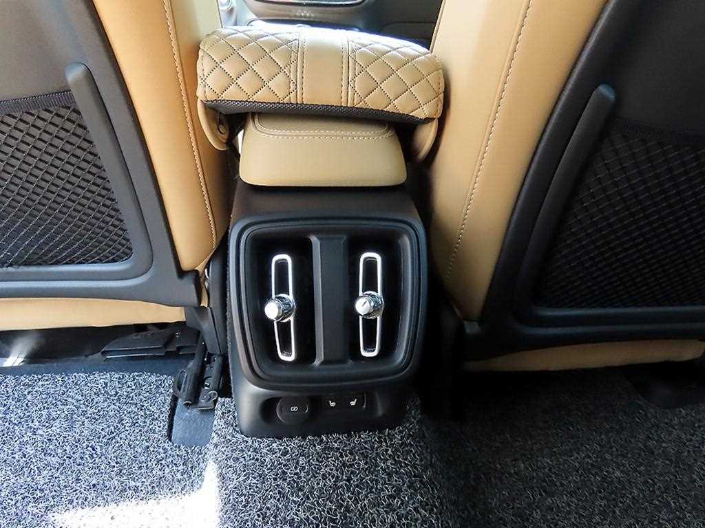 Volvo XC40 — photo 15