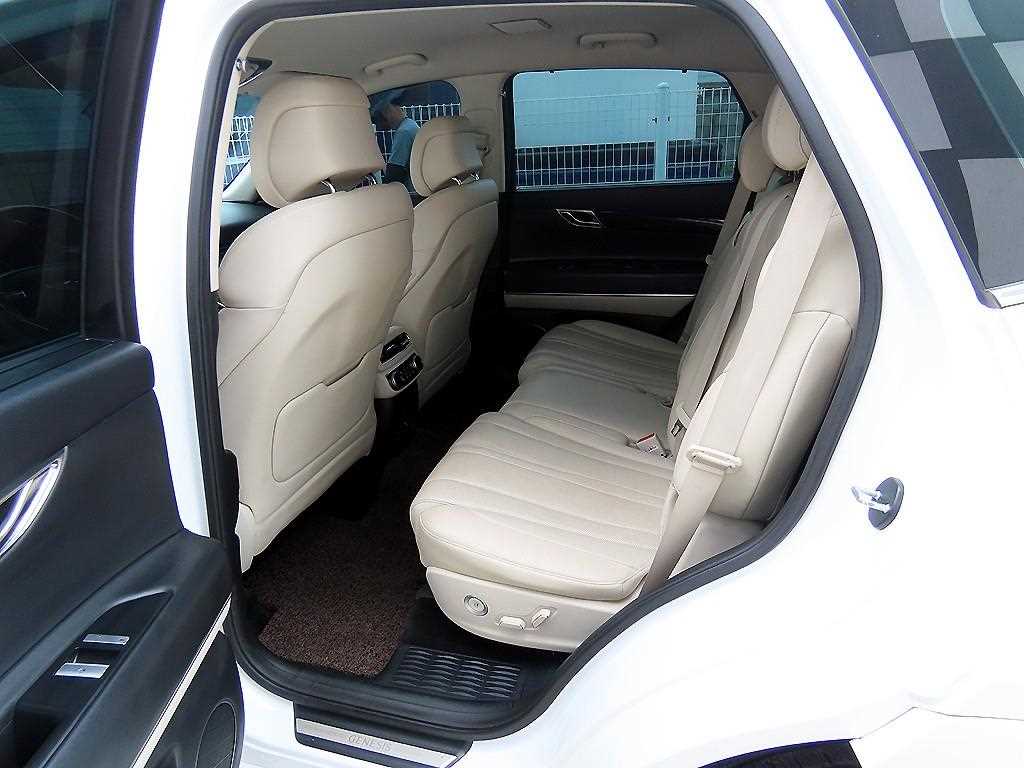 Genesis GV80 — photo 06
