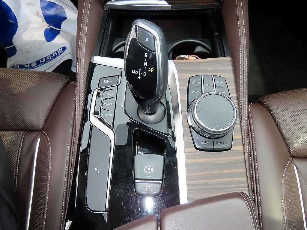 BMW 5-Series — photo 11