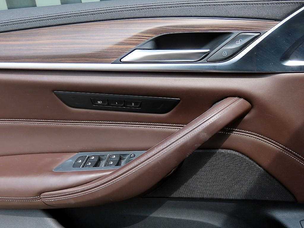BMW 5-Series — photo 12