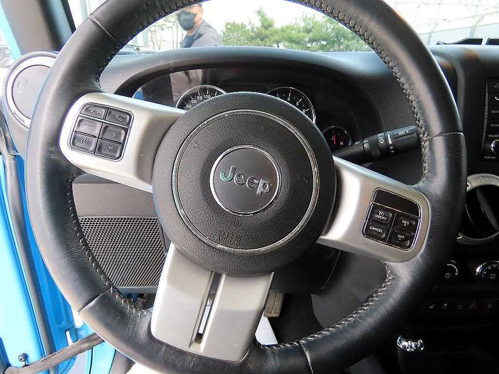 Jeep Wrangler — photo 08