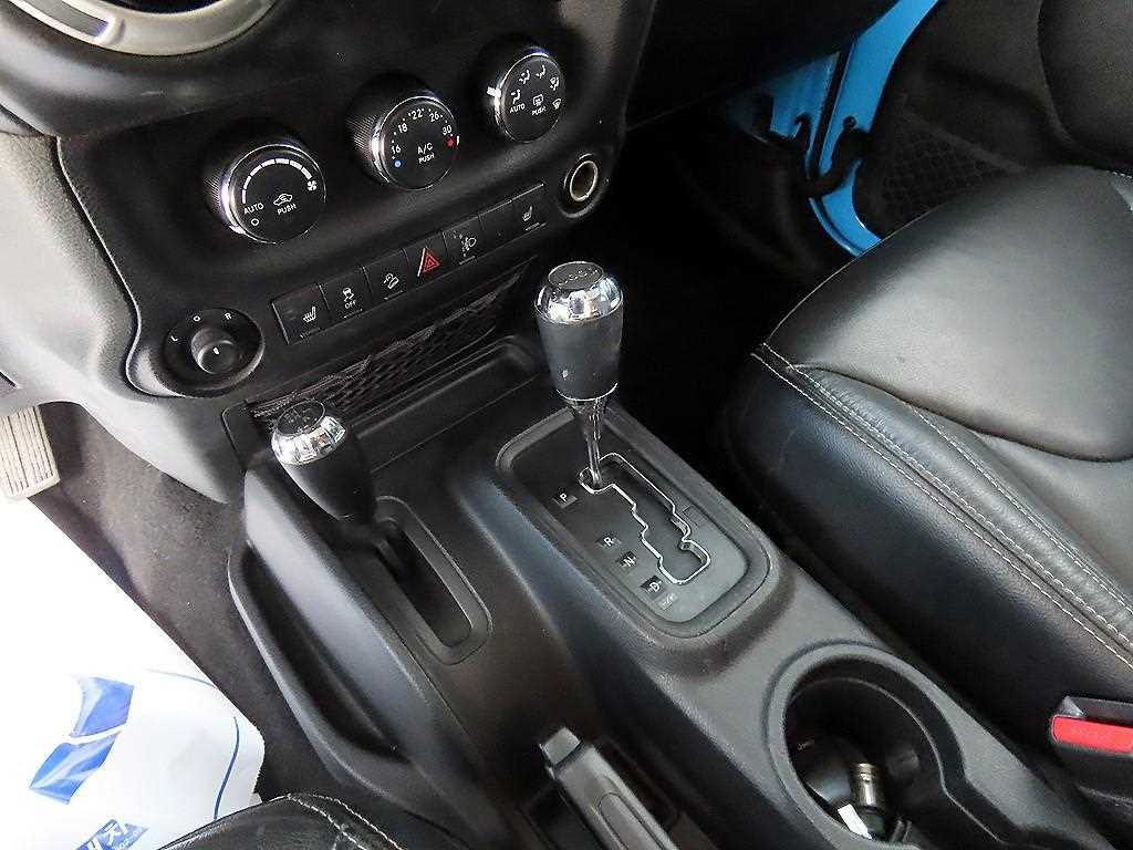 Jeep Wrangler — photo 10