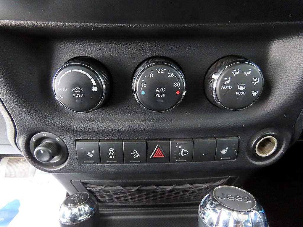 Jeep Wrangler — photo 12