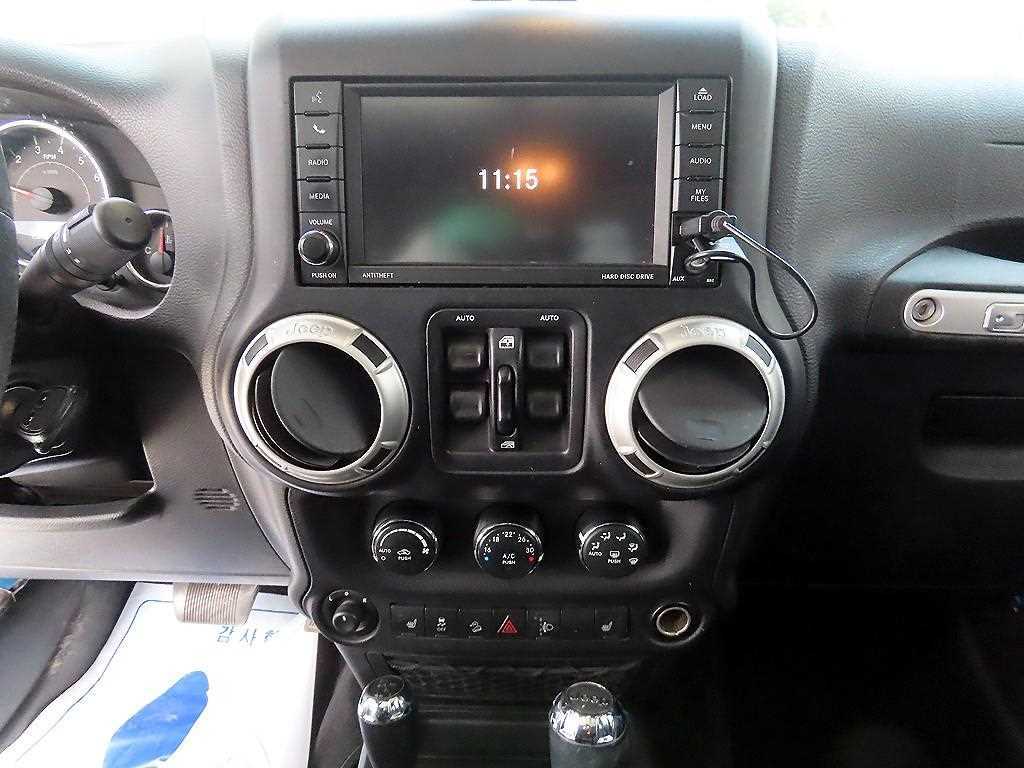 Jeep Wrangler — photo 13
