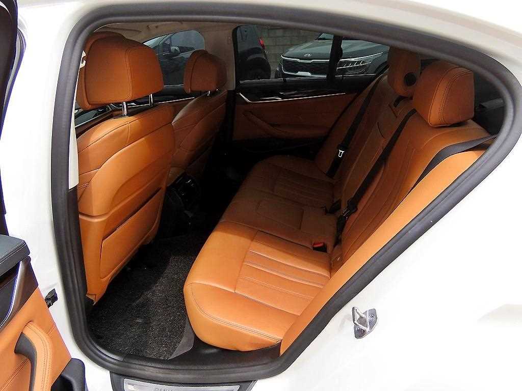 BMW 5-Series — photo 06