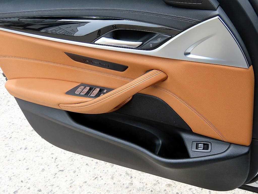 BMW 5-Series — photo 12