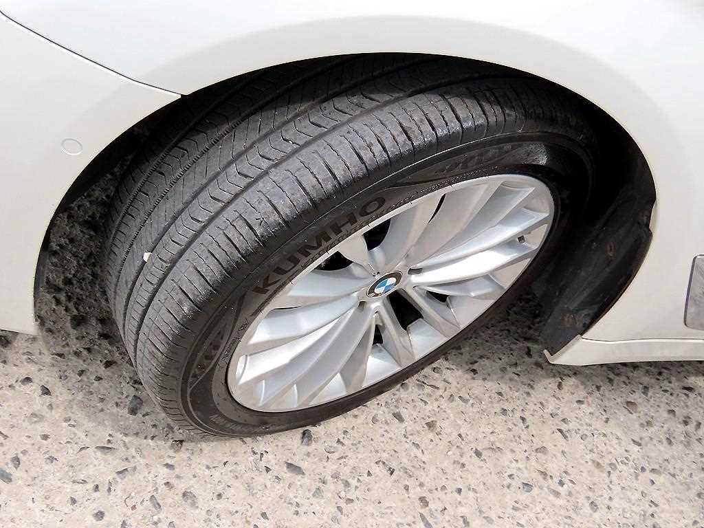 BMW 5-Series — photo 20
