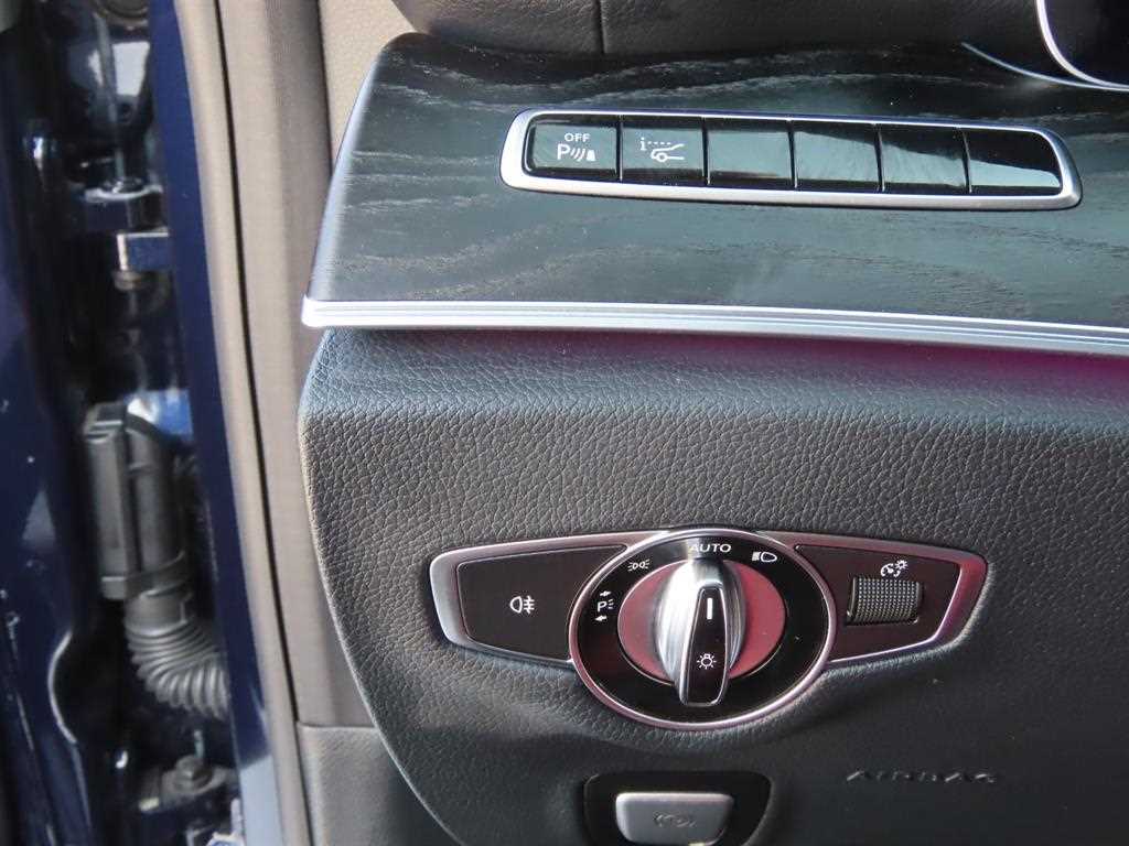 Mercedes-Benz E-Class — photo 10