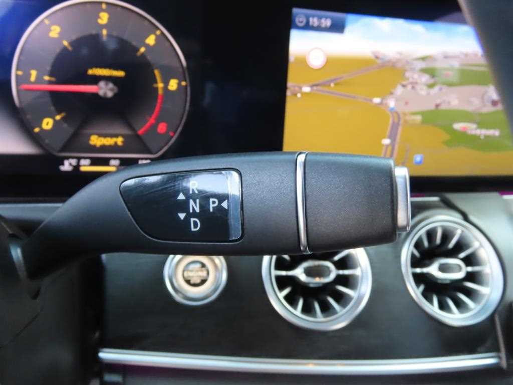 Mercedes-Benz E-Class — photo 16