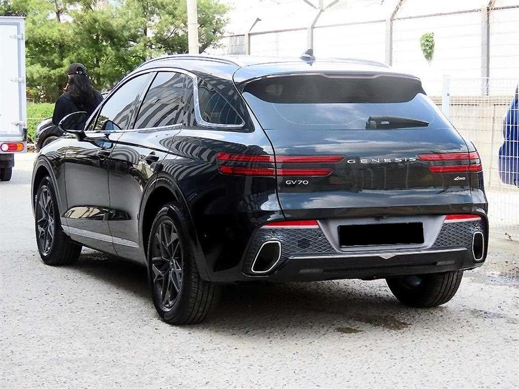 Genesis GV70 — photo 03