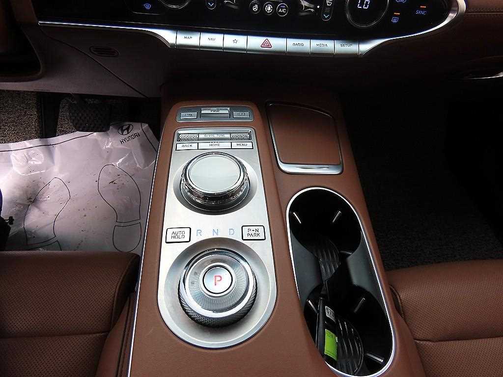 Genesis GV70 — photo 11