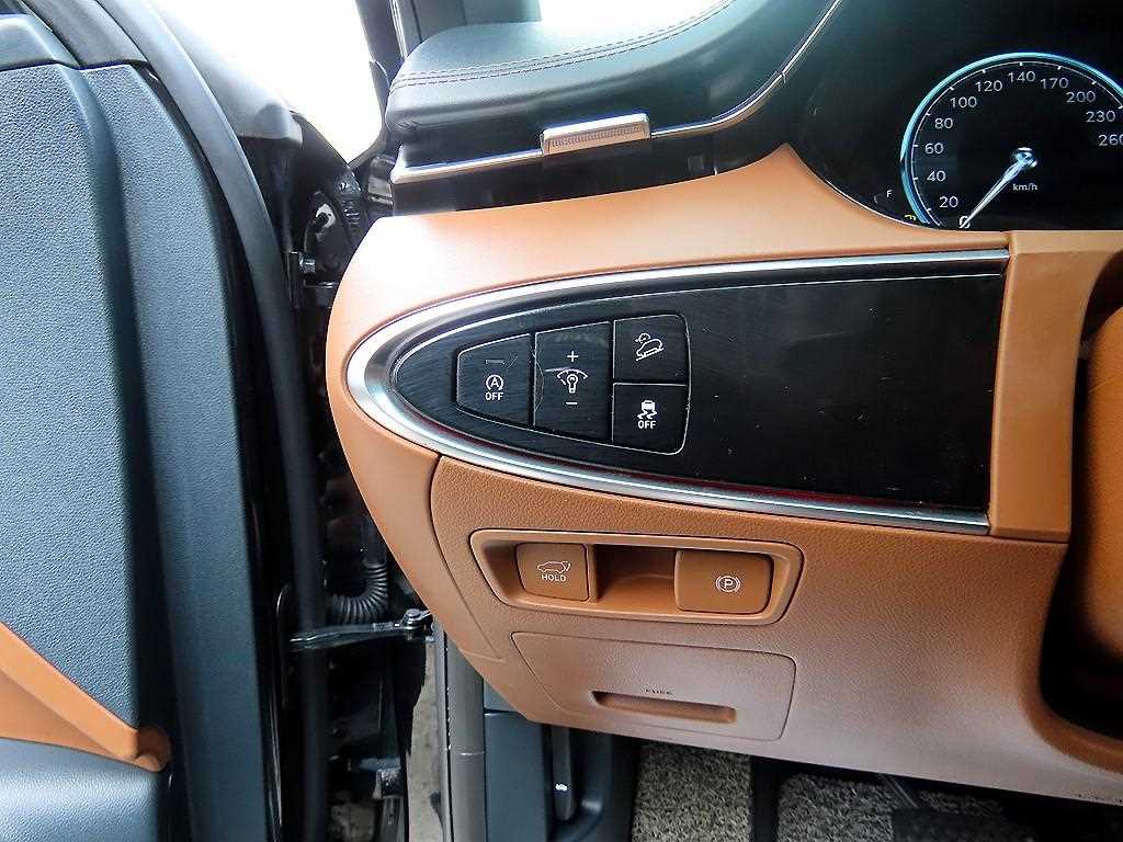 Genesis GV70 — photo 12