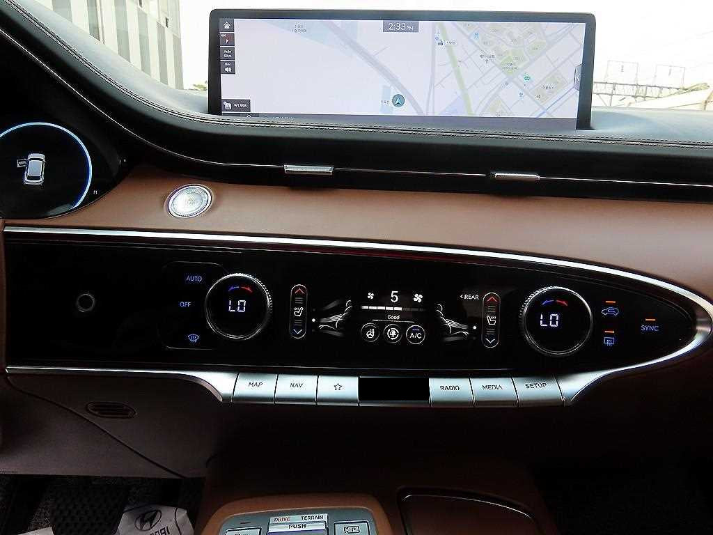 Genesis GV70 — photo 13