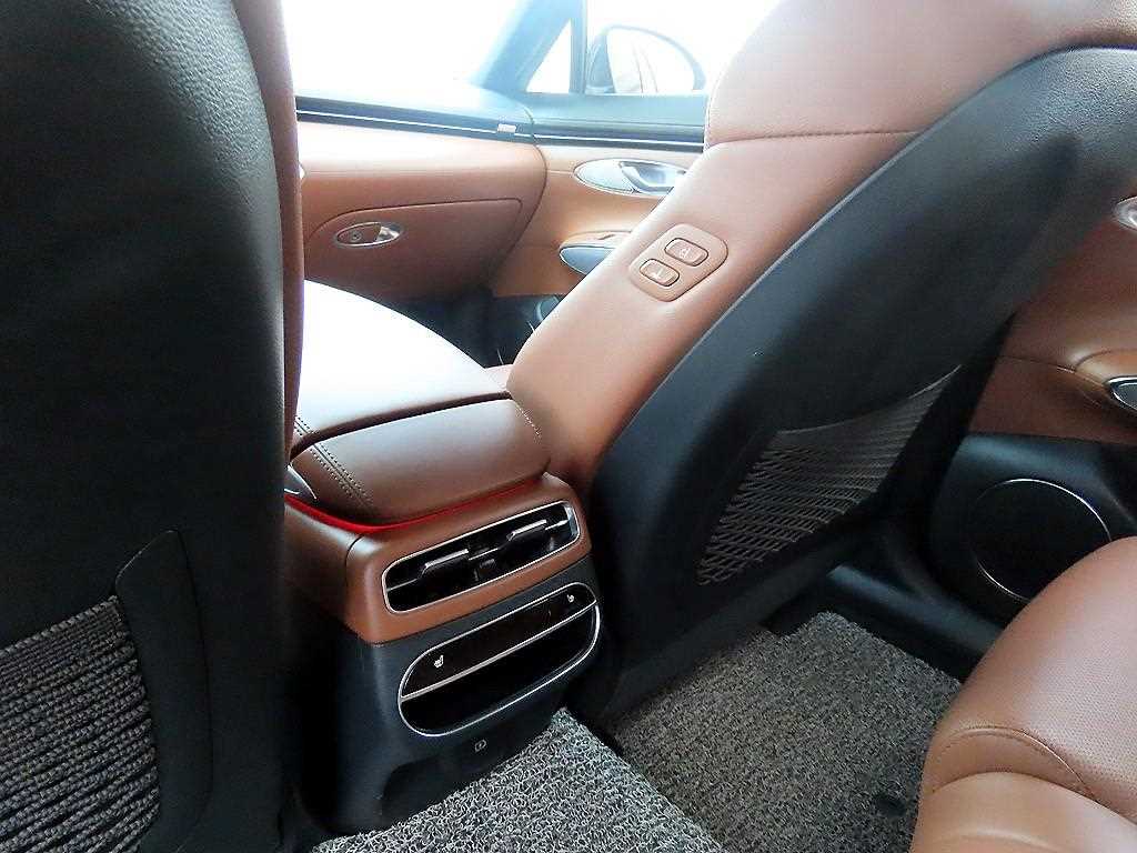 Genesis GV70 — photo 15