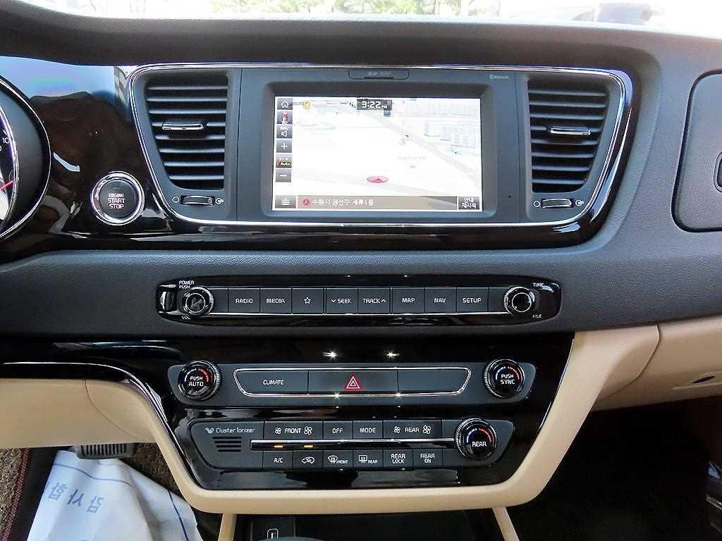 Kia Carnival — photo 12