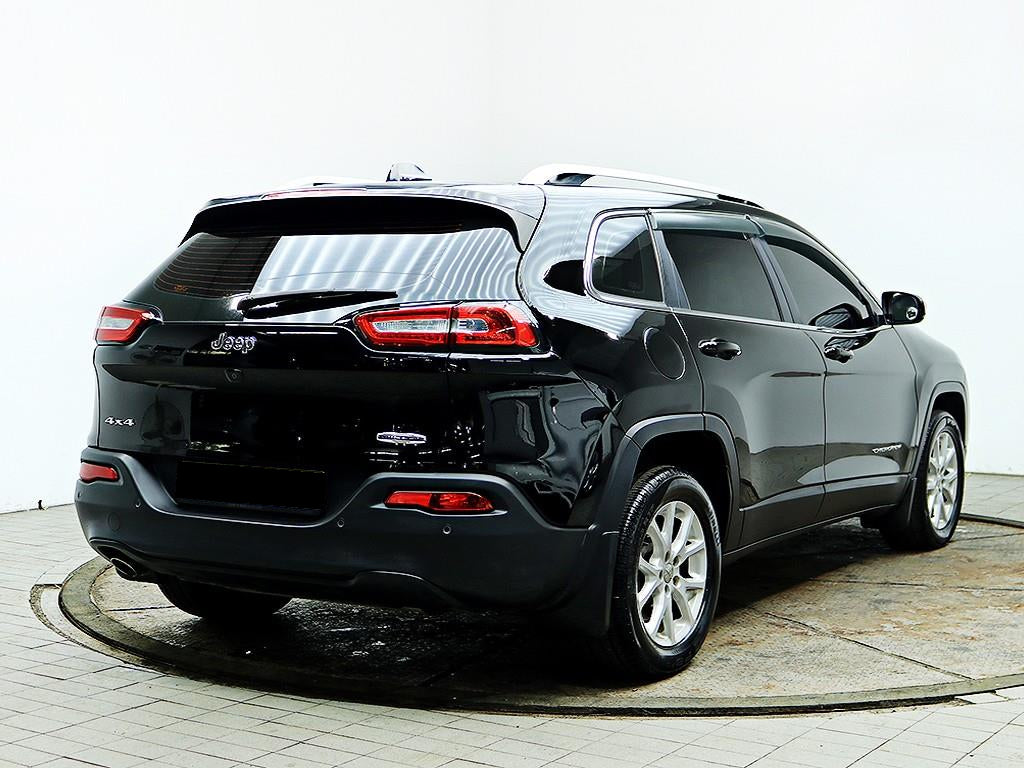 Jeep Cherokee — photo 04