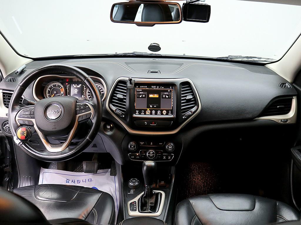 Jeep Cherokee — photo 05