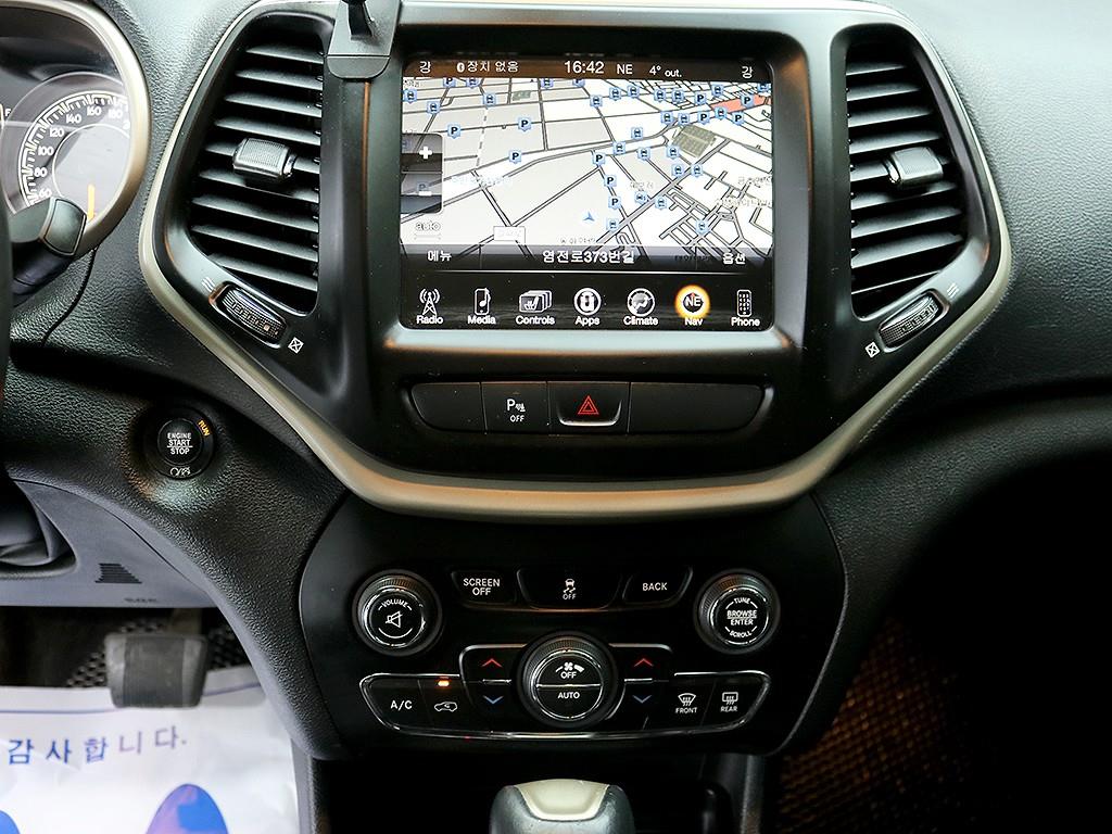 Jeep Cherokee — photo 09