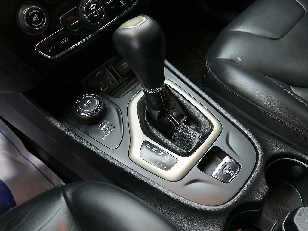 Jeep Cherokee — photo 10