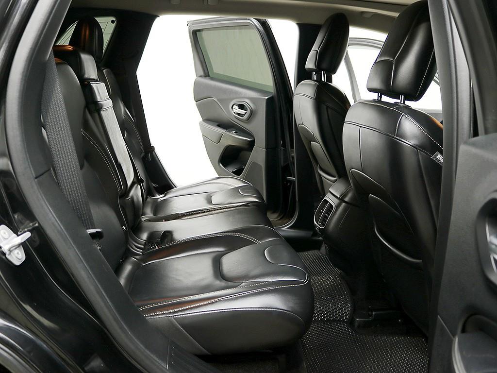 Jeep Cherokee — photo 12