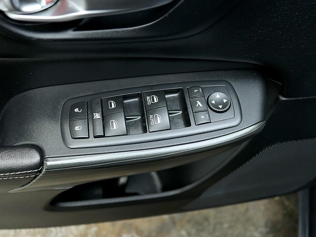 Jeep Cherokee — photo 14