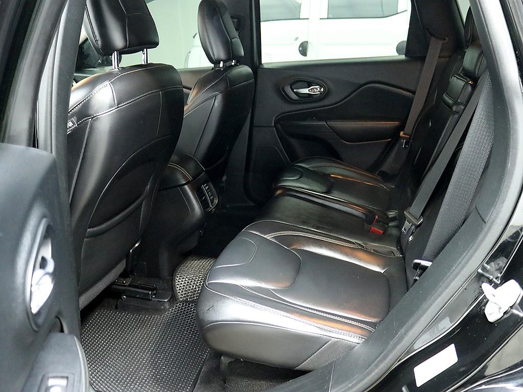 Jeep Cherokee — photo 16