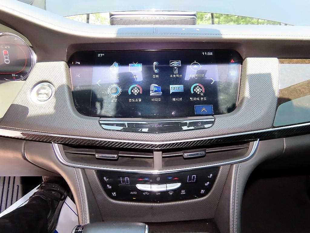 Cadillac CT6 — photo 12