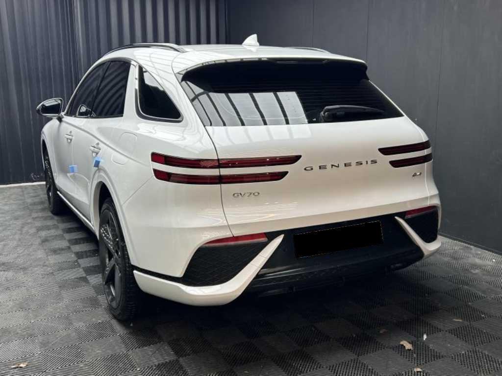 Genesis GV70 — photo 03