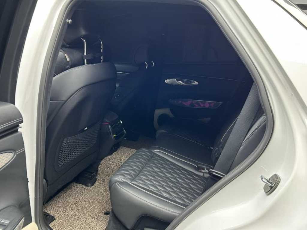 Genesis GV70 — photo 06