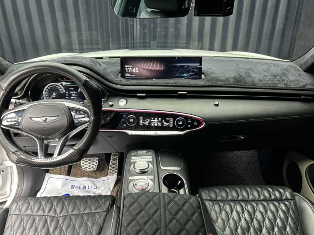 Genesis GV70 — photo 08