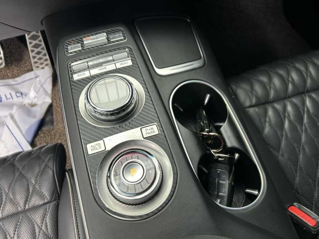 Genesis GV70 — photo 10